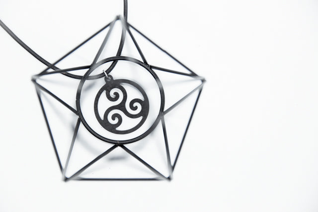 Triskelion Triple Spiral Celtic Kohlefaser-Anhänger und Lederhalskette von Sigil SG-111