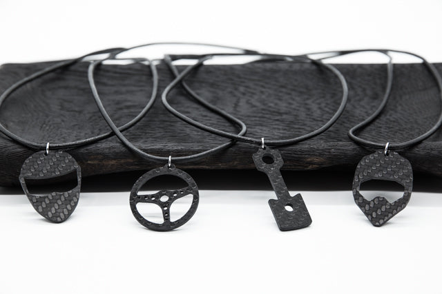 fahrradlenker schmuck Lenkrad Kohlefaser-Anhänger und Lederhalskette von Sigil SG-124 - Blackstuffcrafts