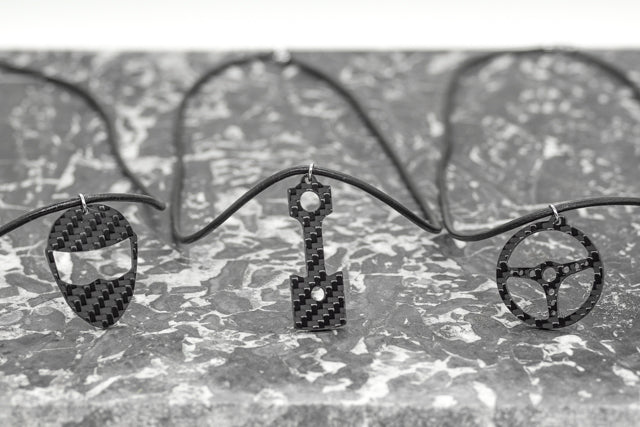fahrradlenker schmuck Lenkrad Kohlefaser-Anhänger und Lederhalskette von Sigil SG-124 - Blackstuffcrafts