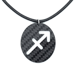 Ciondolo in fibra di carbonio zodiaco Sagittario e collana in pelle di Sigil SG-120