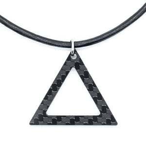 Ciondolo triangolo in fibra di carbonio e collana in pelle di Sigil SG-103