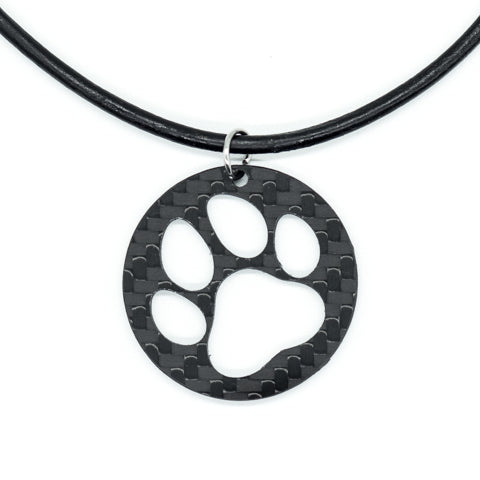 Ciondolo in fibra di carbonio con zampa di cane e collana in pelle di Sigil SG-128