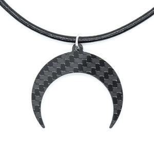 Pendente Half Moon in fibra di carbonio e collana in pelle di Sigil SG-107