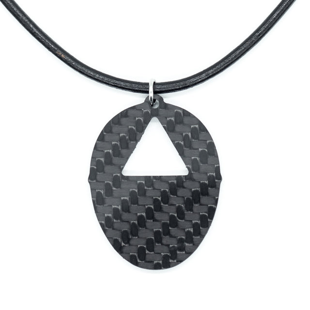 Ciondolo in fibra di carbonio con maschera triangolare e collana in pelle di Sigil SG-104