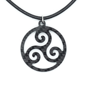 Ciondolo in fibra di carbonio celtico a tripla spirale Triskelion e collana in pelle di Sigil SG-111